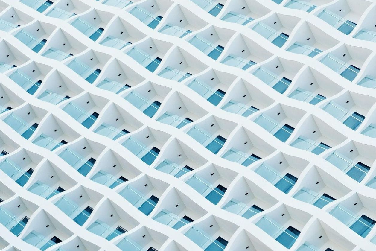 Cuarto de baño con bañera de mármol y amenities premium